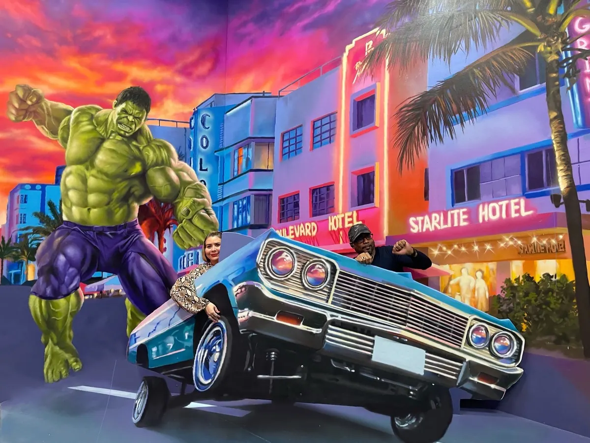 Trick art maľba na stenu — Hulk a auto pred hotelom