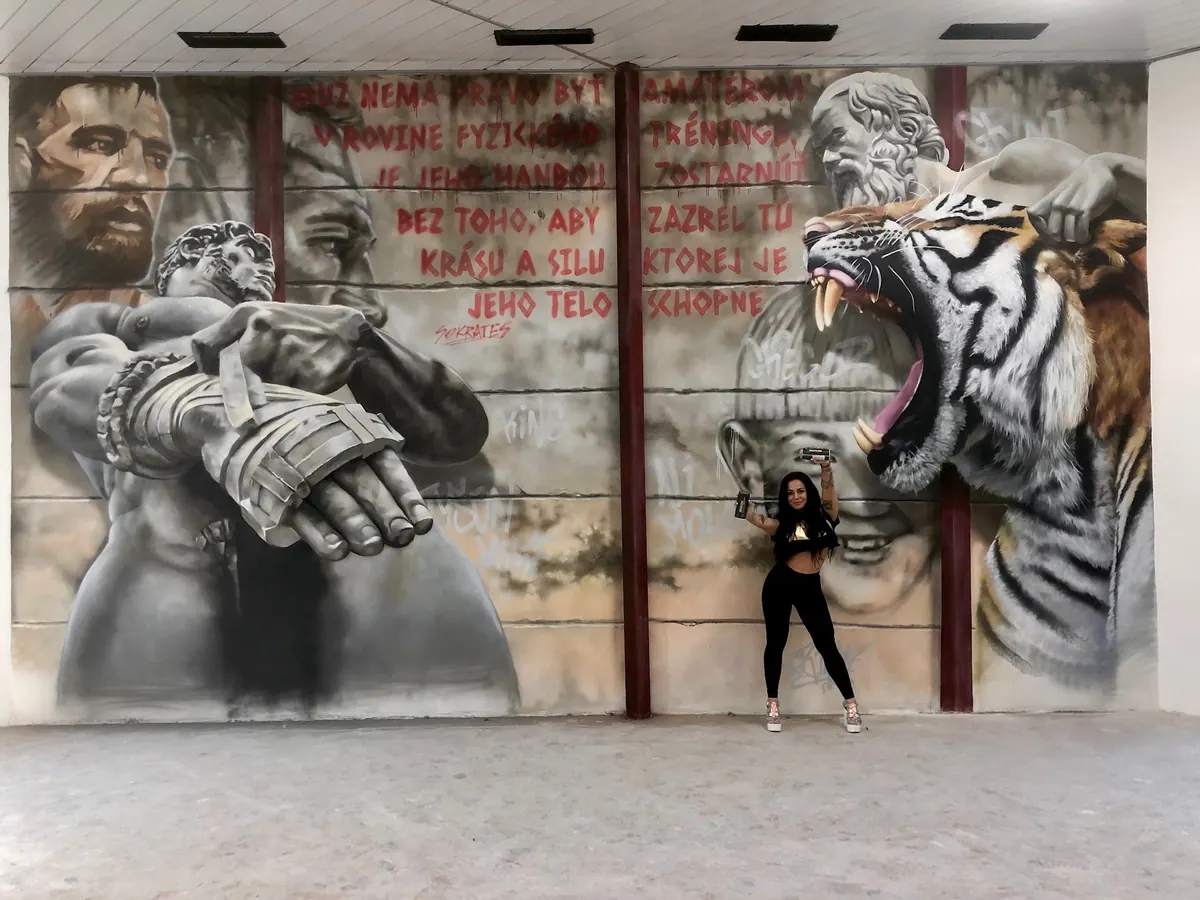 Čiernobiela trick art maľba — gladiátor a tiger